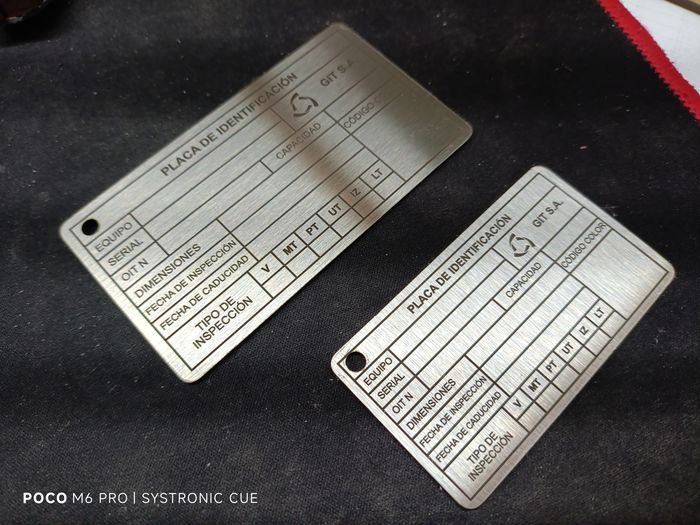 Placas metálicas de identificación industrial grabadas con precisión por SYSTRONIC